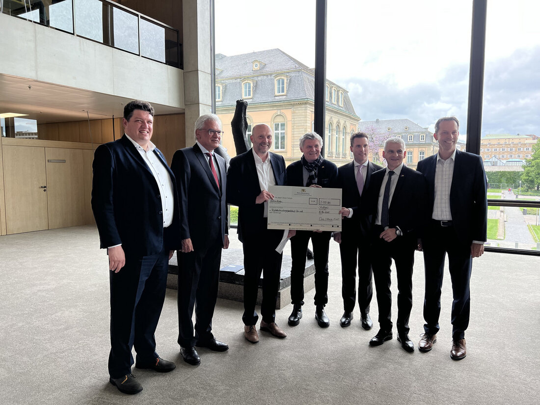 Das Land fördert das regionale KI-Exzellenzzentrum „KICU – Künstliche Intelligenz Campus Ulm“ mit drei Millionen Euro. „Der verstärkte Einsatz von KI in den Unternehmen wird zunehmend zu einem Erfolgsfaktor für die baden-württembergische Wirtschaft. Durch das ‚KICU – Künstliche Intelligenz Campus Ulm‘ erhalten die Unternehmen in der Region und darüber hinaus im Land die passende Unterstützung, um nicht nur Anwender und Nutzer, sondern zukünftig verstärkt auch Anbieter von KI-Lösungen zu sein. Damit erschließen wir neue Wachstumspotenziale“, sagte Dr. Patrick Rapp, Staatssekretär im Ministerium für Wirtschaft, Arbeit und Tourismus, anlässlich der Übergabe des Förderbescheids in Höhe von drei Millionen Euro an Gunter …