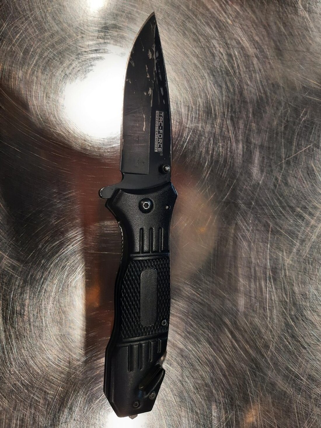 Am Flughafen Frankfurt wurden drei Passagiere mit verbotenen Waffen, darunter ein Schlagring und zwei Springmesser, erwischt.