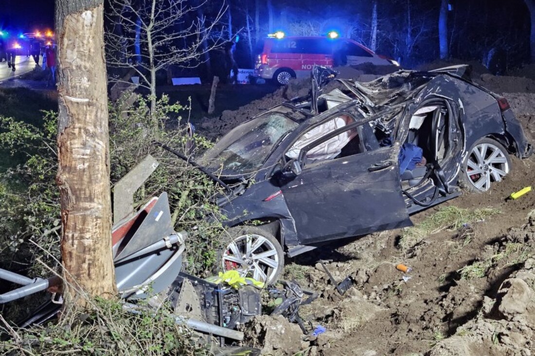 Drei Schwerverletzte nach einem Verkehrsunfall auf dem Hülmer Deich in Goch. Feuerwehr und Rettungsdienst eilten zur Hilfe.