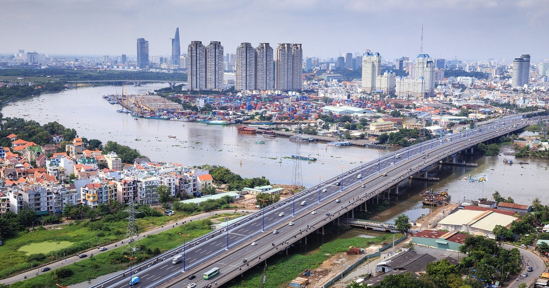 Drei-Städte-Wirtschafts-Tour: Leipziger Delegation besucht Vietnam Die Stadt Leipzig wirbt vom 26. November bis zum 4. Dezember 2022 in den vietnamesischen Städten Ho-Chi-Minh-Stadt, Hanoi sowie Haiphong für den Wirtschaftsstandort Leipzig. Außerdem sollen mitreisende lokale Unternehmen und Startups beim Markteinstieg vor Ort unterstützt werden. Blick auf den Saigon-Fluss in Ho-Chi-Minh-Stadt © Pixabay Inhaltliche Schwerpunkte der Delegation unter Leitung von Torsten Bonew, erster Bürgermeister und Beigeordneter für Finanzen, sowie Clemens Schülke, Bürgermeister und Beigeordneter für Wirtschaft, Arbeit und Digitales, sind: Aus- und Weiterbildung von Klinikpersonal, medizinische Fachkräftegewinnung, Zusammenarbeit und Fachkräfteaustausch mit Krankenhäusern in den drei Städten; Aufbau neuer Kooperationen in der IT-, Wasser- &hellip;