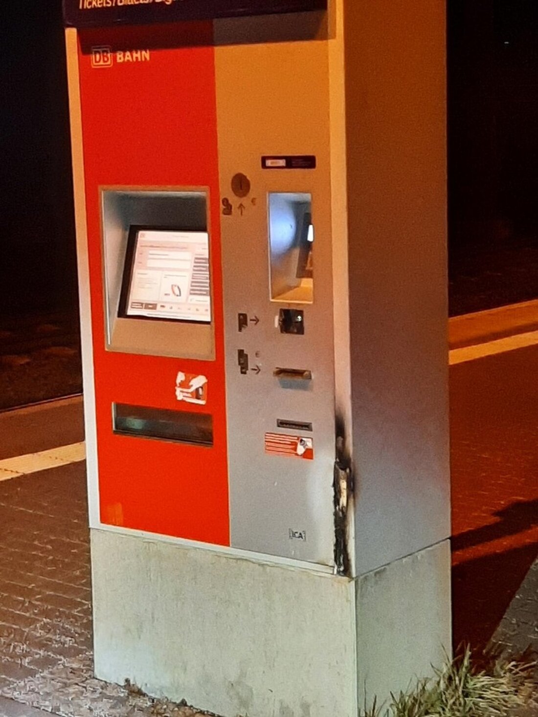 Unbekannte Täter versuchten, einen Fahrausweisautomaten am S-Bahnhaltepunkt Markkleeberg - Gaschwitz aufzubrechen. Wer hat Hinweise?