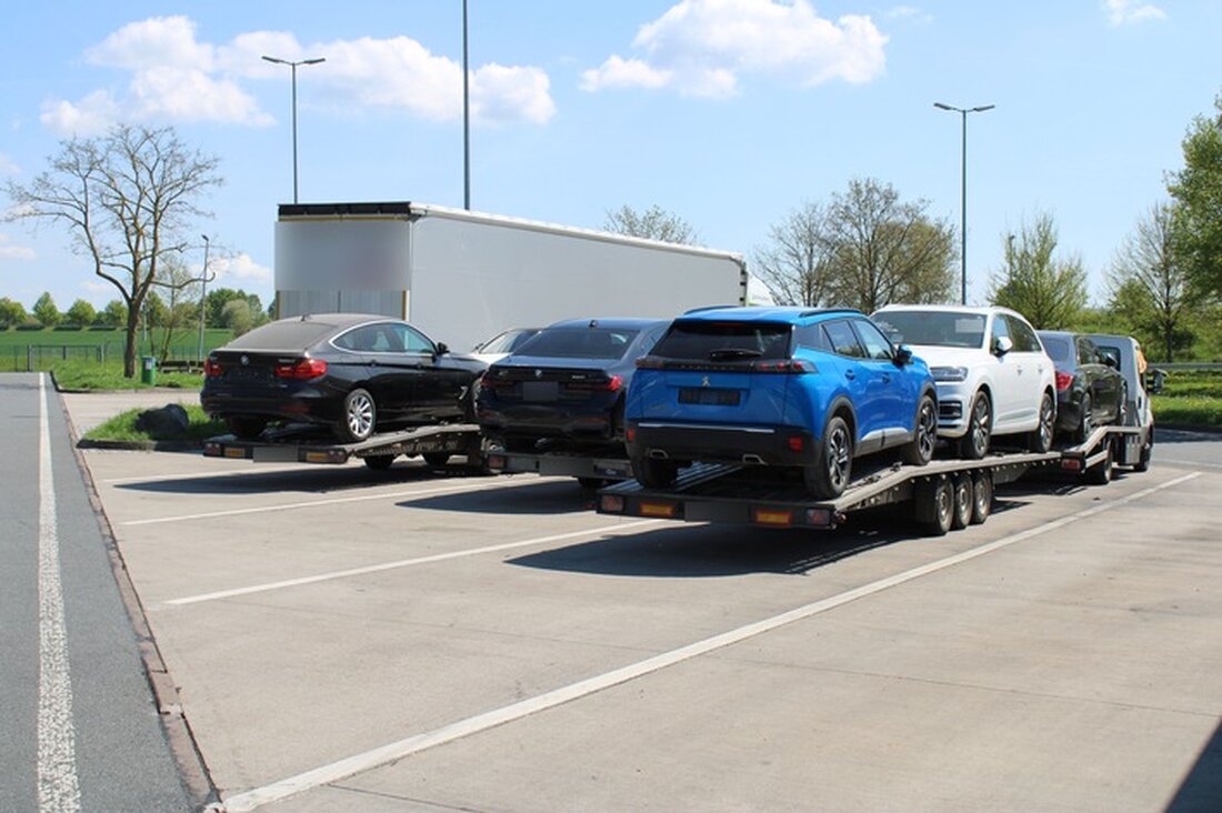 Autobahnpolizei stellt auf A73 überladene PKW-Transporte fest, erhebt Sicherheitsleistungen von insgesamt 1000 Euro.