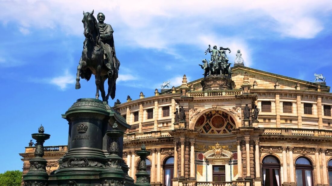 Esрезден Dresden Drezno Drjezdzany Drazdany Dresde es דרעזדן درسدن 德累斯顿 ド レ ス ン es Dresden ist die Hauptstadt und nach Leipzig die zweitgrößte Stadt des Freistaates Sachsen in Deutschland. Es liegt in einem Tal an der Elbe nahe der Grenze zur Tschechischen Republik. Dresden hat eine lange Geschichte als Hauptstadt und königliche Residenz der Kurfürsten und Könige von Sachsen, die die Stadt jahrhundertelang mit kultureller und künstlerischer Pracht versahen und einst durch persönliche Vereinigung der Familiensitz der polnischen Monarchen waren. Die Stadt war wegen ihres Barock- und Rokoko-Stadtzentrums als Jewel Box bekannt. Die umstrittenen amerikanischen und britischen Bombenangriffe auf …