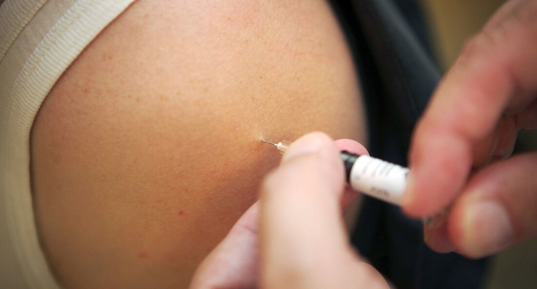 Impfschutz gegen Corona und Grippe: Auffrischung empfohlen Die Grippe-Saison steht vor der Tür und parallel dazu steigt auch die Zahl der Atemwegsinfektionen, einschließlich der Corona-Infektionen, wieder an. Um gut geschützt in den Herbst und Winter zu starten, empfiehlt das Ministerium für Soziales, Gesundheit und Integration Baden-Württemberg, den Impfschutz gegen Corona und Influenza auffrischen zu lassen. Die Impfungen können in der Regel am gleichen Termin erfolgen und werden in haus- und kinderärztlichen Praxen sowie in Apotheken angeboten. Die Kosten für die Impfungen übernimmt die Krankenkasse. Gesundheitsminister Manne Lucha betonte die Bedeutung von Impfungen und wies darauf hin, dass trotz des endenden …