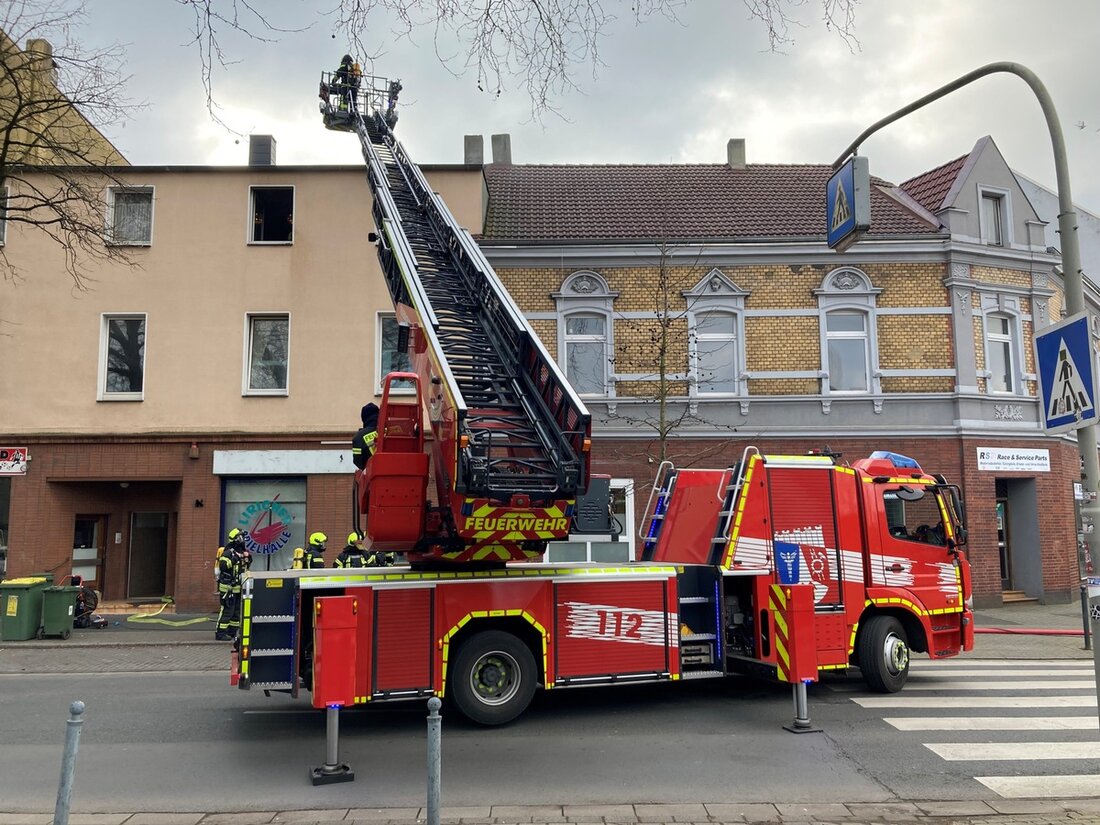 In Oberhausen Lirich alarmierten Anwohner die Feuerwehr wegen Brandrauch aus einer Wohnung. Kein Bewohner verletzt, Feuer schnell gelöscht.