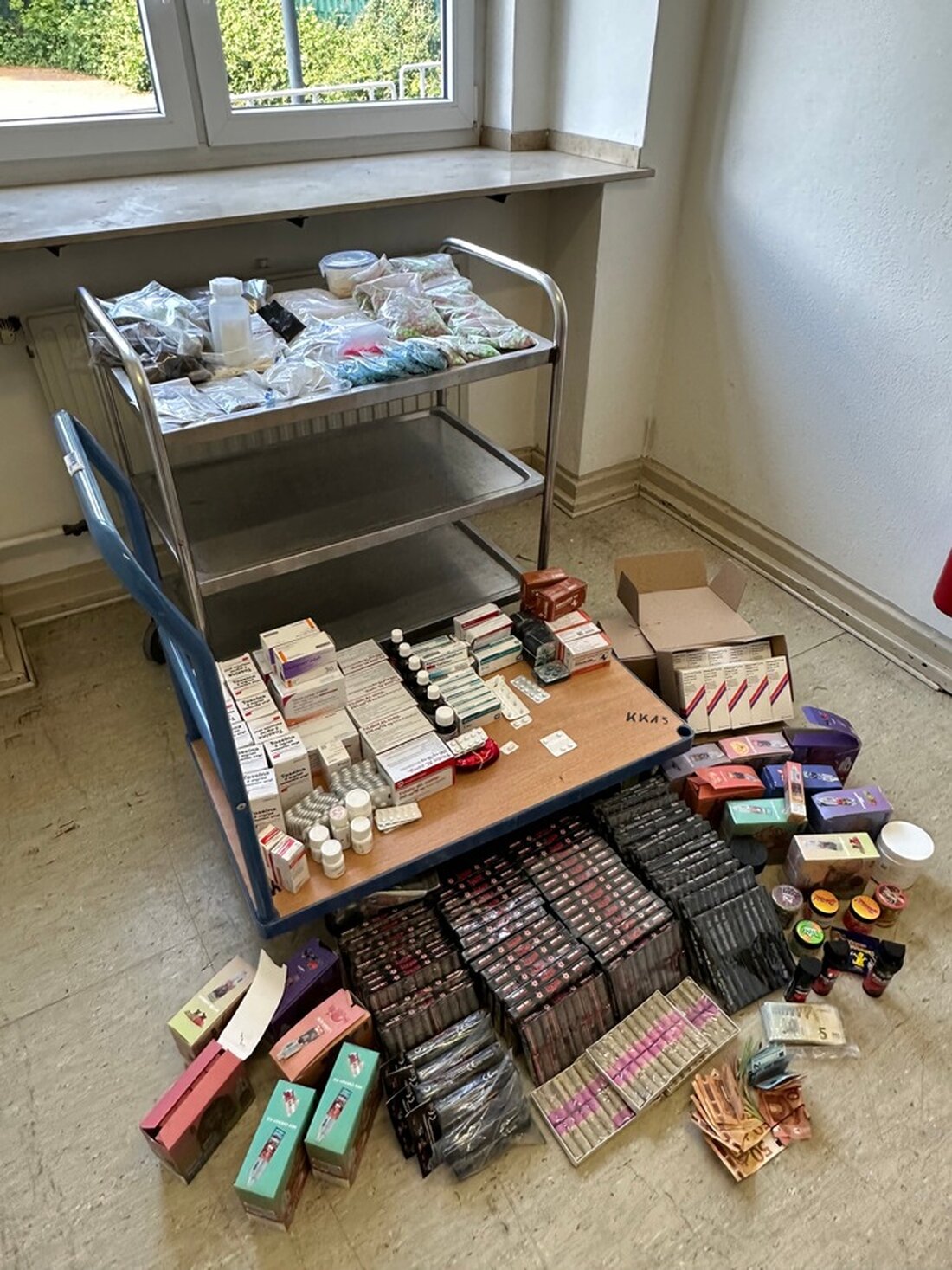 In Marl fanden Polizeibeamte während einer Durchsuchung Drogen, Medikamente und illegales Feuerwerk. Die Ermittlungen dauern an.