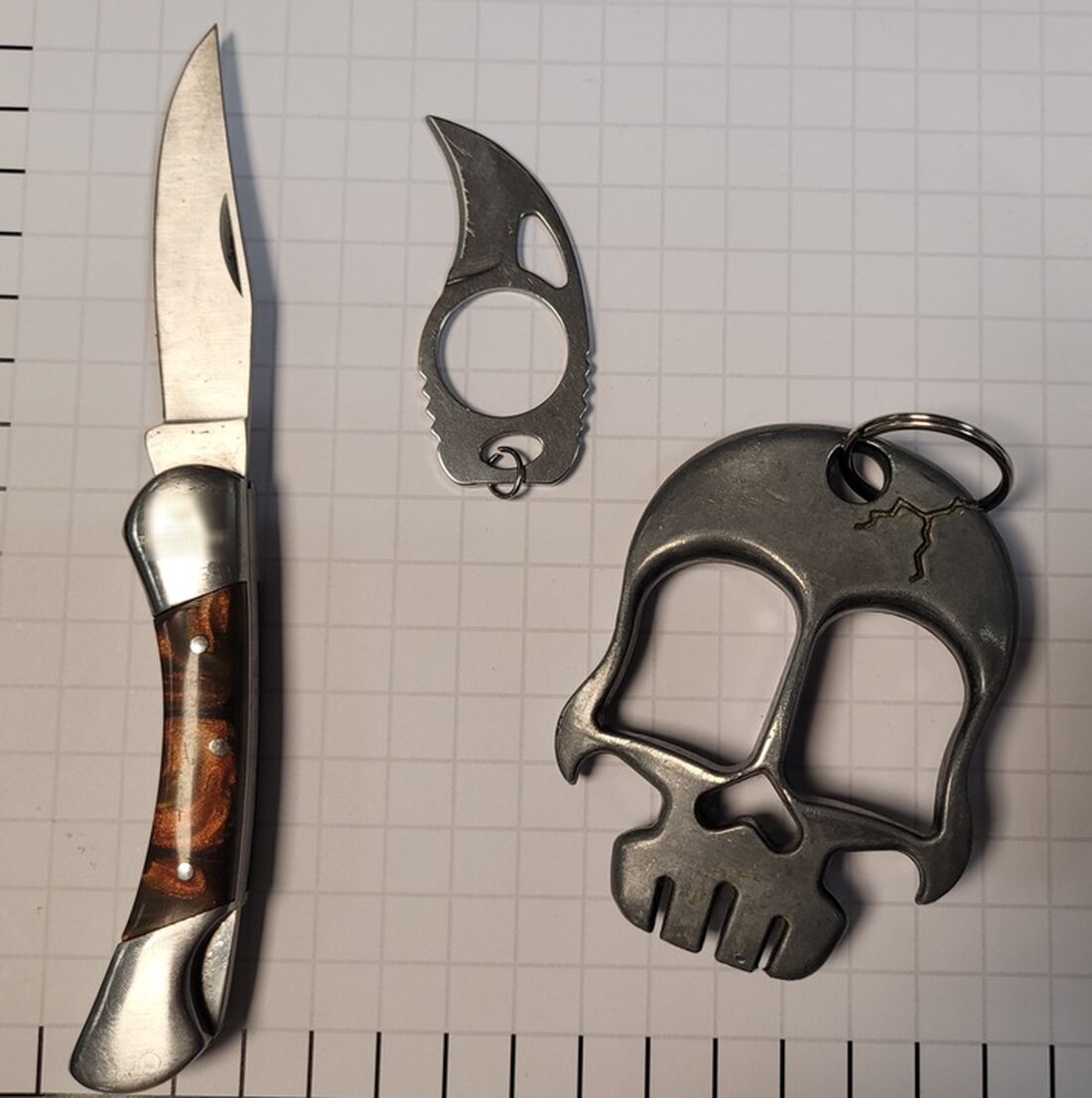 Bundespolizei nimmt 34-Jährigen am Essener Hauptbahnhof fest. Verbotene Waffen und Drogen sichergestellt, Haftbefehle vollstreckt.