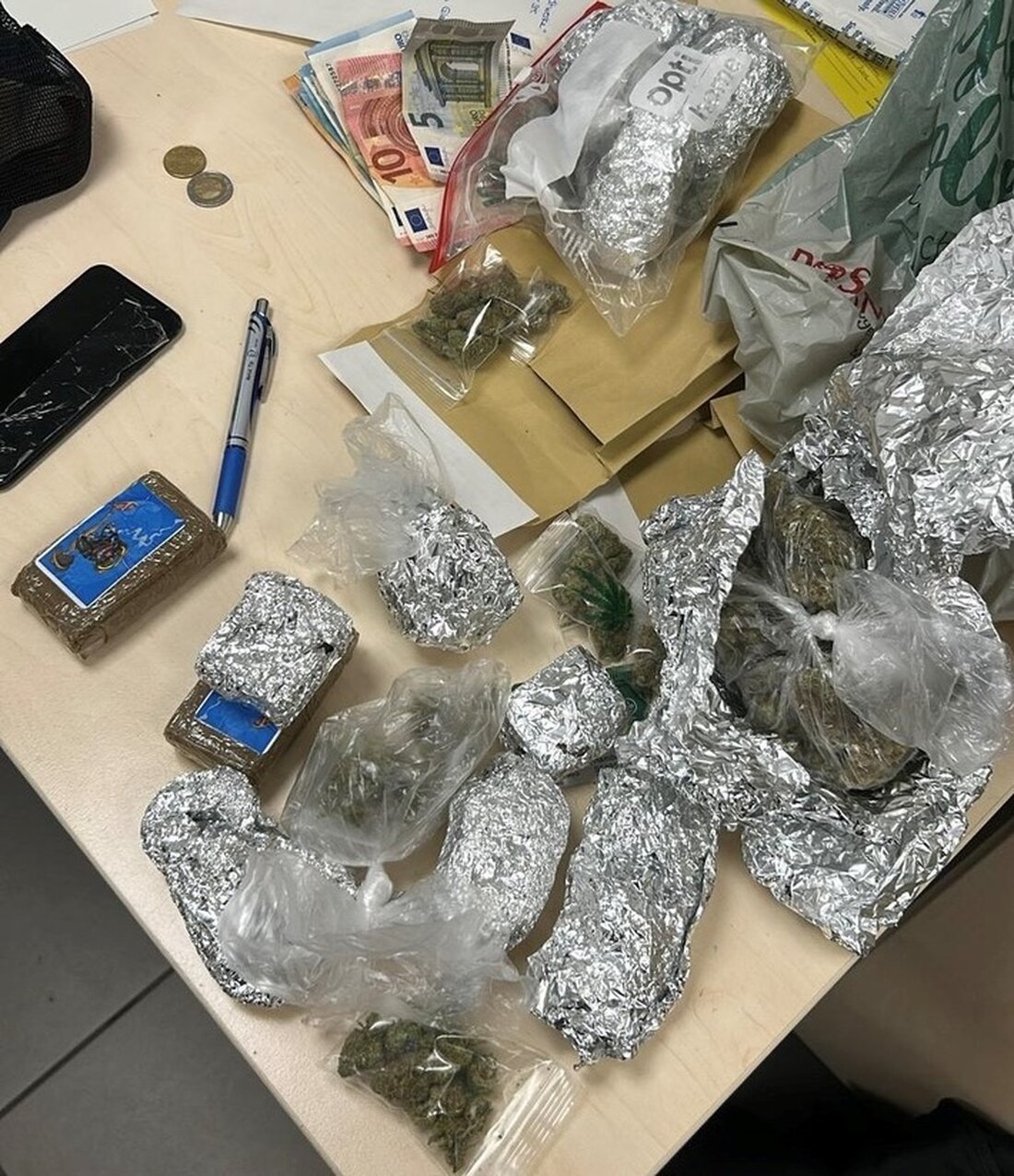 Polizei hebt Drogenversteck in Supermarkt aus: 28-jähriger Dealer festgenommen, wird dem Ermittlungsrichter vorgeführt.