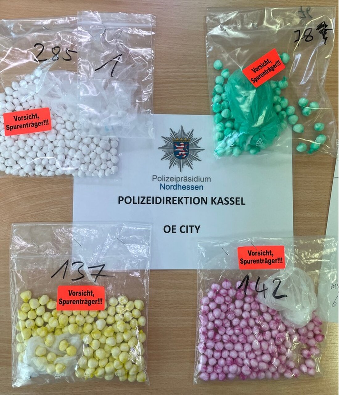 Beamte nahmen einen 30-jährigen mutmaßlichen Drogenhändler in Kassel fest und fanden 644 Kokainplomben im Wert von 25.000 Euro.