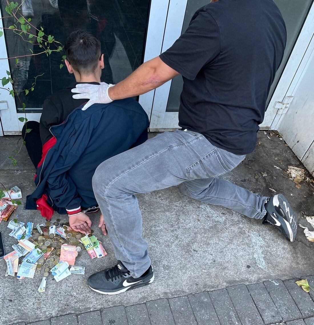 Zivilfahnder der Polizei Krefeld nahmen vier Drogendealer im Hansa-Centrum fest. Drogen und Bargeld sichergestellt.