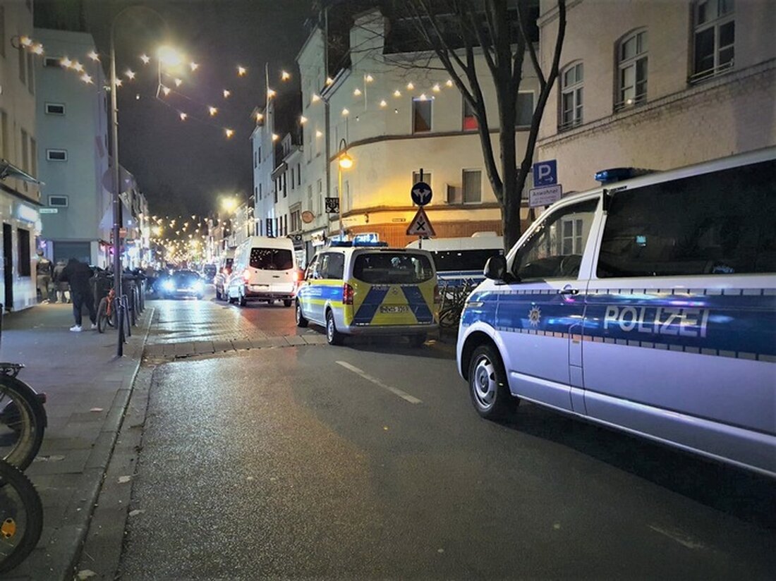 Bei einem Schwerpunkteinsatz in Köln-Mülheim wurden Drogen, eine Schusswaffe und über 60.000 Euro Bargeld sichergestellt. Ein 24-Jähriger wurde festgenommen.