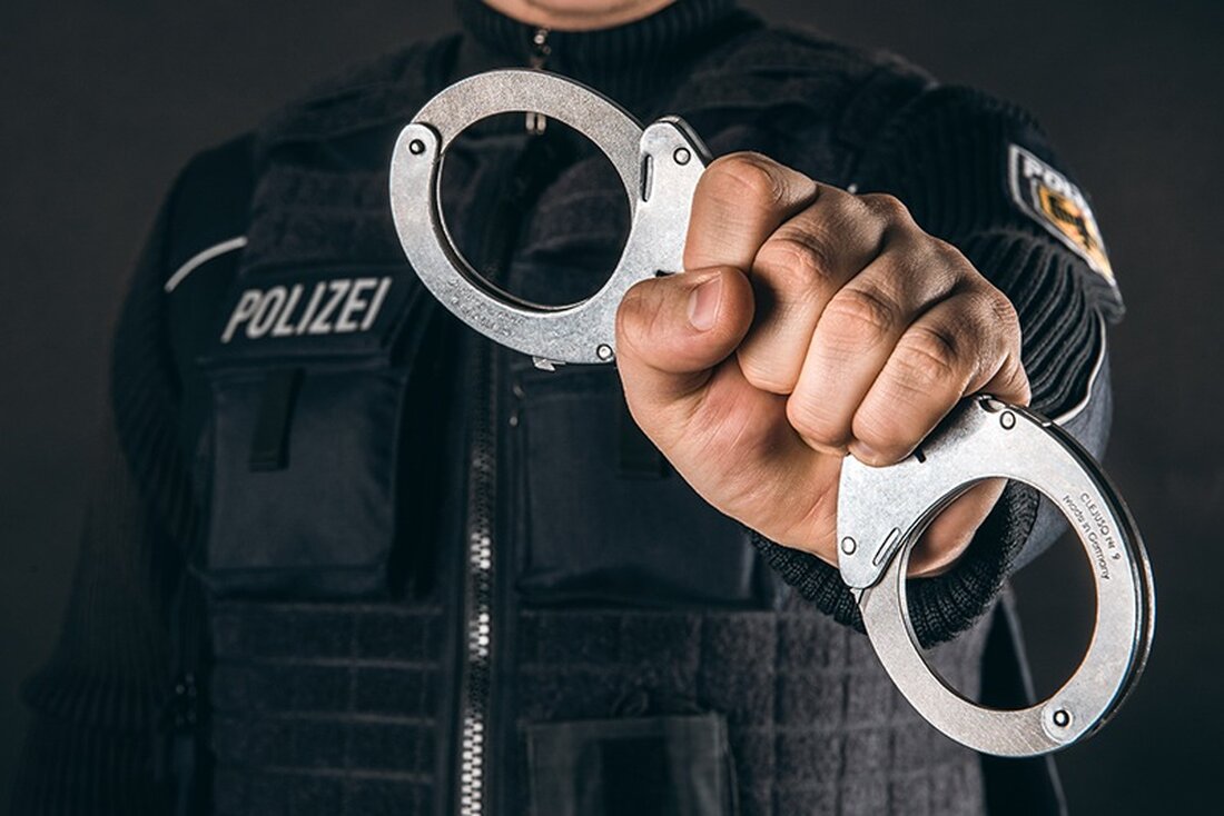Bei einer Fahrzeugabholung wurde ein 50-jähriger Belgier wegen internationaler Haftbefehle festgenommen. Die Bundespolizei ermittelt.