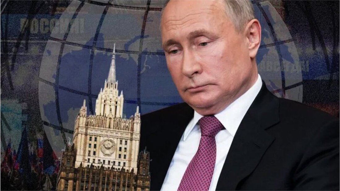 Russlands Diplomaten waren einst ein wichtiger Teil der außenpolitischen Strategie von Präsident Putin. Aber das hat sich alles geändert. In den Jahren vor Russlands umfassender Invasion der Ukraine verloren die Diplomaten ihre Autorität und ihre Rolle reduzierte sich darauf, die aggressive Rhetorik des Kremls zu wiederholen. BBC Russian fragt ehemalige Diplomaten sowie ehemalige Insider des Kremls und des Weißen Hauses, wie die russische Diplomatie zusammengebrochen ist. Im Oktober 2021 besuchte die US-Außenministerin Victoria Nuland ein Treffen im russischen Außenministerium in Moskau. Der Mann am Tisch war der stellvertretende russische Außenminister Sergej Rjabkow, den Frau Nuland seit Jahrzehnten kannte und mit …