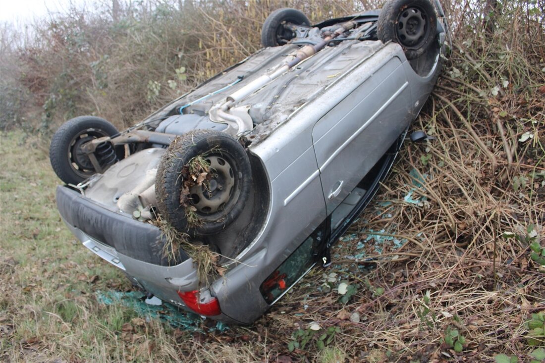 Am Donnerstagmittag ereignete sich auf der B56 ein Unfall, bei dem ein 30-Jähriger verletzt wurde. Führerschein beschlagnahmt.