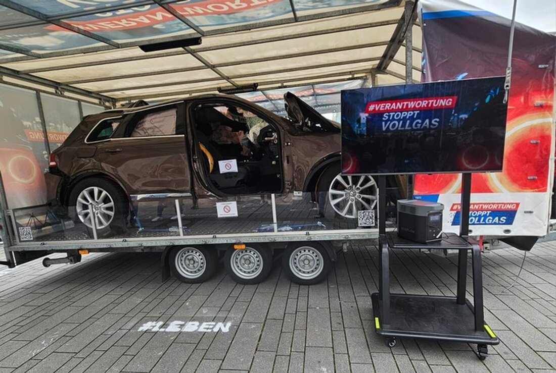 Düsseldorfer Polizei kontrolliert Fahrzeuge an Königsallee und Corneliusplatz. Schwerpunkt auf Raser, Poser und illegales Tuning.