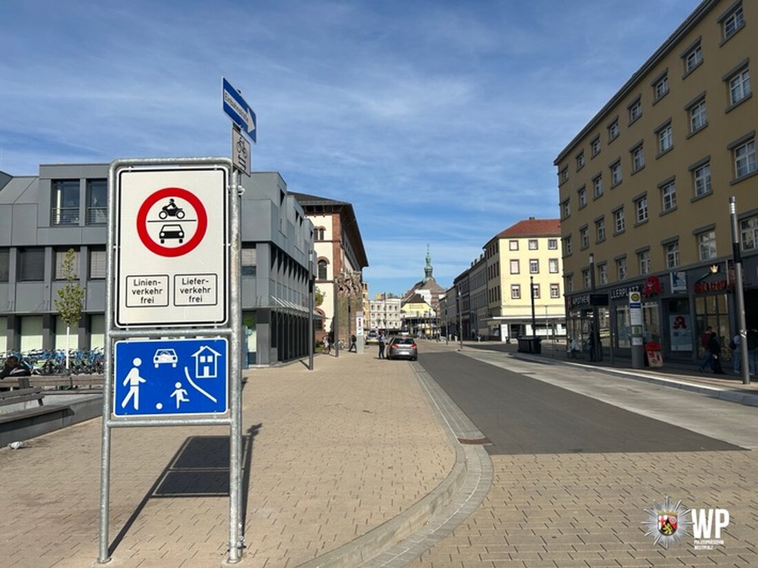 Polizei kontrolliert Durchfahrtverbot in der Fruchthallstraße: Sieben Autofahrer ignorieren die Regel und erhalten Bußgelder.