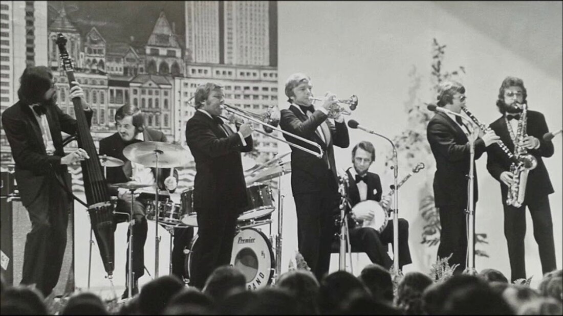 Dick Kaart – Posaune / Baritonhorn …. Frits Kaatee – Klarinette / Sopransaxophon / Tenorsaxophon / Baritonsaxophon ….. Bert de Kort – Kornett / Gesang …….. Bob Kaper Klarinette / Altsaxophon ….. Jaap van Kempen Gitarre / Banjo …… Henk Bosch van Drakestein Bass …… Huub Janssen Schlagzeug / Gesang ….. ………… …………………………………………… ….. Ganz unten in New Orleans Chimes Blues Meine Inspiration Indiana Ich gebe auf, wenn du lächelst Beutel mit Blues Springe das Kaninchen Davenport Blues Hindustan Weg nach unten in New Orleans Eiscreme ……… …………………………………………. Verzeichnet : Leipziger Kongresshalle, 7. September 1975 …. …………………………………………. ………………… Warum in …