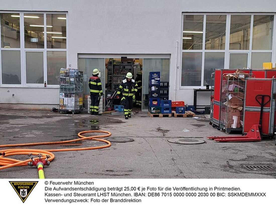 Ein E-Bike-Akkuschrank in Neuhausen rauchte am 6. Mai. Feuerwehr München sorgte für Evakuierung, Sachschaden ca. 10.000 Euro.