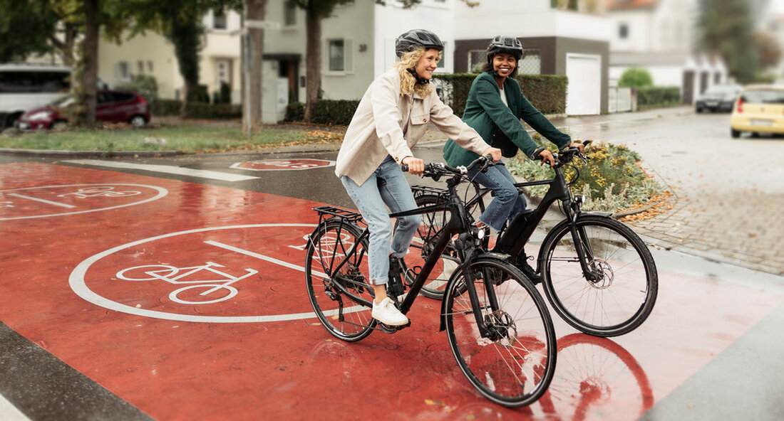Roadshow ElectriCity bringt E-Bikes und E-Roller zum Testen an die Universität Stuttgart. Insgesamt macht die Roadshow bis 2. Dezember 2022 an 24 Berufs- und Hochschulen Station. Pedelecs und E-Roller einfach ausprobieren, das konnten Studierende der Universität Stuttgart am Donnerstag, 27. Oktober 2022. Die Roadshow ElectriCity hatte auf ihrer Tour durch das Land auf dem Campus in Vaihingen einen Stopp eingelegt. Staatssekretärin Elke Zimmer besuchte zusammen mit Manfred Bischoff, dem Prorektor für Forschung und wissenschaftlichem Nachwuchs, die Aktion. Häufiger ohne Auto zur Vorlesung „Um unsere Klimaschutzziele zu erreichen, wollen wir bis 2030 den Kfz-Verkehr in Stadt und Land um ein Fünftel reduzieren,“ …