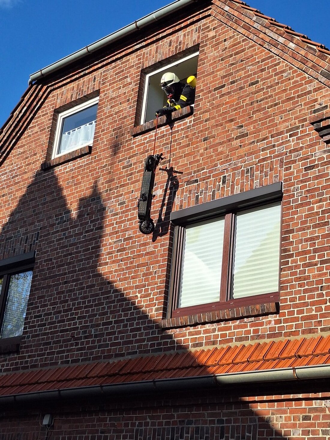 Am Ostersonntag alarmierte ein E-Scooter-Brand in Mulsum die Feuerwehr Fredenbeck. Schnelles Eingreifen verhinderte größeren Schaden.