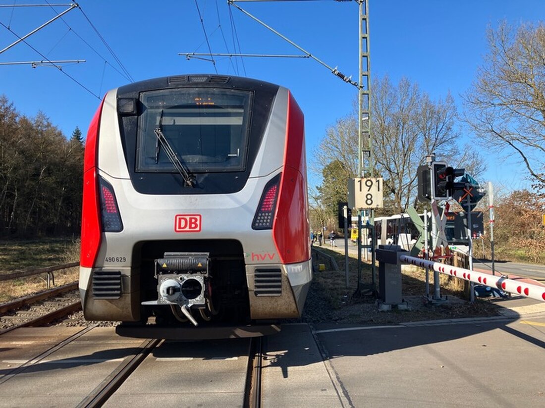 Ein 22-jähriger E-Scooter-Fahrer wurde an einem Bahnübergang bei Buxtehude von einer S-Bahn erfasst und lebensgefährlich verletzt.