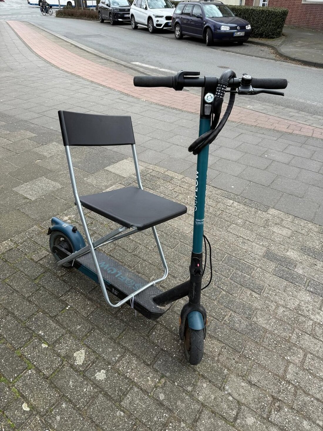 E-Scooter-Fahrer in Geldern kontrolliert: Mit Klappstuhl und altem Kennzeichen unterwegs. Strafanzeige droht wegen fehlendem Versicherungsschutz.