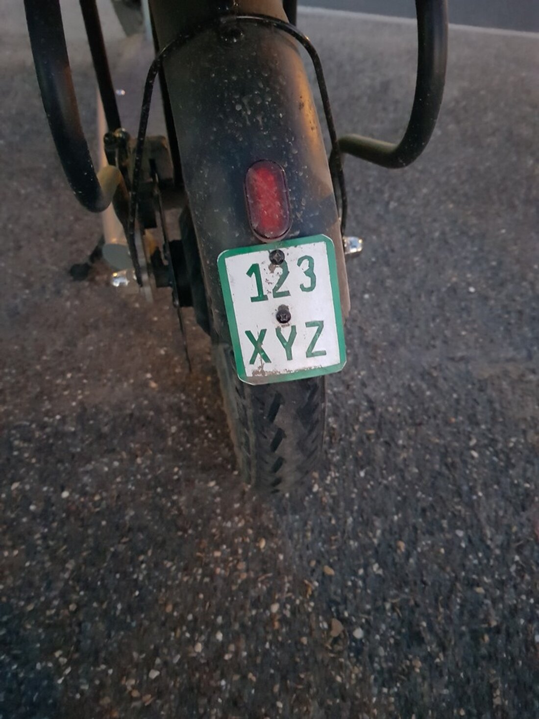 Polizei Aachen entdeckt fälschungsein Kennzeichen auf E-Scooter: Kontrolle führte zur Feststellung irreführender Selbstanfertigung.