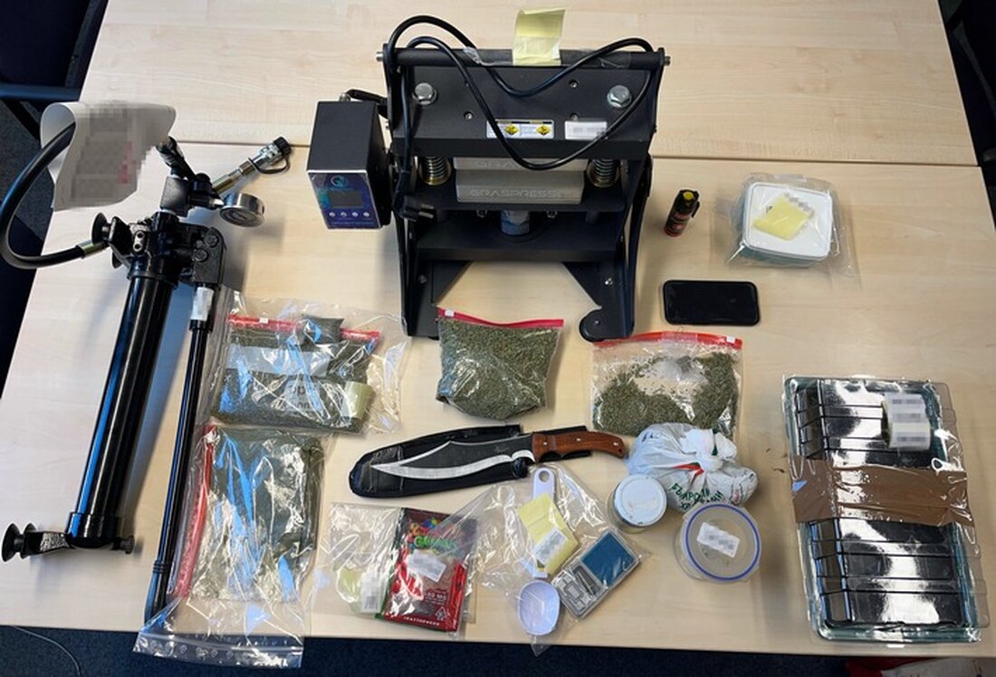 Polizei Köln nimmt 19-jährigen E-Scooter-Fahrer mit Drogen, Waffen und falschem Kennzeichen in Köln-Deutz fest.