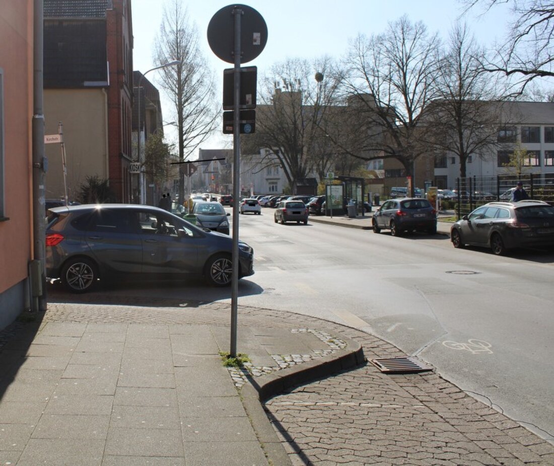 E-Scooter-Fahrer flüchtet nach Kollision mit BMW auf dem Königswall in Minden. Polizei bittet um Hinweise.
