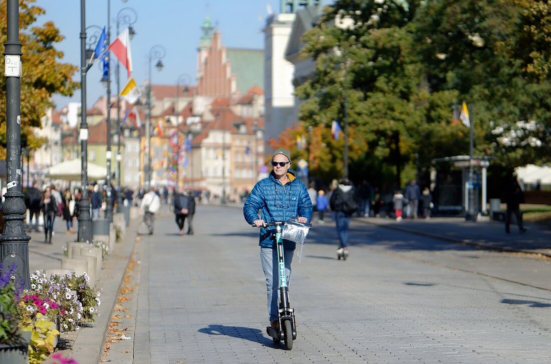 Ein E-Scooterfahrer wurde bei einem Unfall in Moabit verletzt. Der 26-Jährige kollidierte mit einem Auto und musste ins Krankenhaus. Aktuelle Ermittlungen laufen.