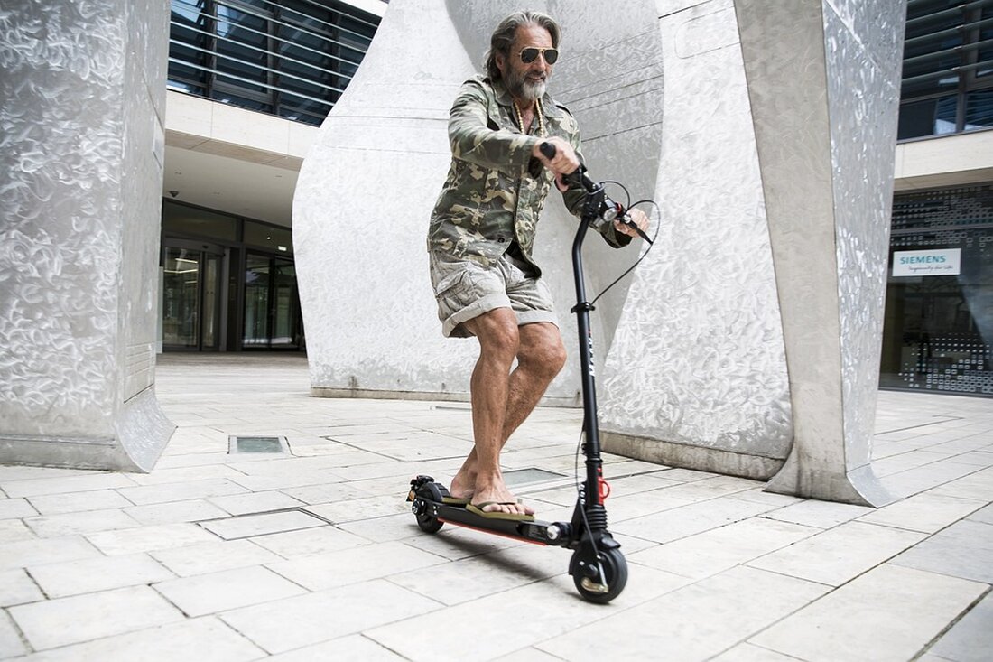 E-Scooter sind umstritten: Während sie für Touristen in Berlin ein schnelles Fortbewegungsmittel darstellen, sind sie für viele Einheimische eine Ärgernis. Die Metropole Paris hat die Roller im April von ihren Straßen verbannt und auch in Berlin gibt es immer wieder Probleme mit den elektrischen Rollern. Infolgedessen könnte eine aktuelle Umfrage in Fahrt gebracht werden, um die Meinung der Berliner zu den E-Scootern einzuholen. Die Vorteile der E-Scooter sind offensichtlich: Sie sind an nahezu jeder Straßenecke verfügbar, einfach in der App einzuloggen und ermöglichen schnelles Fortbewegen mit bis zu 20 km/h. Zudem sind sie klimafreundlich und relativ preiswert (ca. 30 Cent …