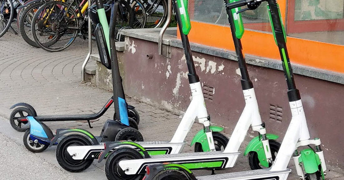 Ab dem 1. Mai 2024 dürfen E-Tretroller aus Sicherheitsgründen nicht mehr in Bussen, Bahnen und Flexa-Fahrzeugen der Leipziger Verkehrsbetriebe (LVB) mitgenommen werden. Diese Entscheidung wird von den LVB gemeinsam mit zahlreichen anderen Verkehrsunternehmen deutschlandweit umgesetzt, nachdem der Verband Deutscher Verkehrsunternehmen (VDV) eine entsprechende Empfehlung ausgesprochen hat. Die Maßnahme basiert auf aktuellen Bewertungen zum Brandschutz in Fahrzeugen nach Vorfällen im Ausland. Aufgrund der niedrigen Sicherheitsanforderungen an E-Tretroller und der exponierten Position der Lithium-Ionen-Akkus ist die Wahrscheinlichkeit eines Akkubrands bei E-Tretrollern deutlich höher als bei anderen Elektrofahrzeugen. Ein Brand in einem Bus oder einer Bahn birgt erhebliche Gefahren für Fahrgäste und Mitarbeiter …