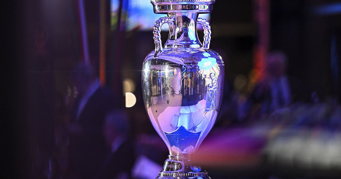 Die EM-Trophäe der UEFA EURO 2024 macht Halt in Leipzig! Die „Trophy Tour“ durch alle zehn Host Cities hat bereits im März begonnen und soll die Vorfreude auf das große Fußballfest schüren. Fans haben am 6. und 7. Mai 2024 die Möglichkeit, den Henri-Delaunay-Pokal aus nächster Nähe zu sehen und sich mit ihm fotografieren zu lassen. Der Pokal wird am Montag, dem 6. Mai 2024, zwischen 9 und 12:30 Uhr im Konzertgarten des Zoo Leipzig präsentiert. Am selben Tag zwischen 19 und 21 Uhr wird die Trophäe in der Osthalle der Promenaden Hauptbahnhof zu sehen sein. Am Dienstag, dem 7. …