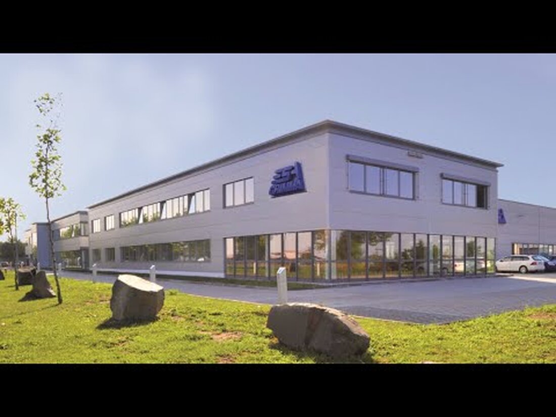 Die ESA Elektroschaltanlagen Grimma GmbH ist ein expandierendes mittelständisches Unternehmen der Elektroindustrie im Leipziger Bezirk. Wir haben uns auf die Entwicklung und Herstellung von Niederspannungsschaltanlagen, elektrischen Punktheizungssystemen für den Schienenverkehr, die sichere Stromversorgung in Krankenhäusern und Komplettlösungen im Bereich der Automatisierung von Produktionssystemen in der Automobilindustrie spezialisiert. Unsere international erfolgreiche Marktposition ist in erster Linie das Ergebnis unserer eigenen Entwicklungen bei branchenspezifischen Innovationen. . Youtube-Link