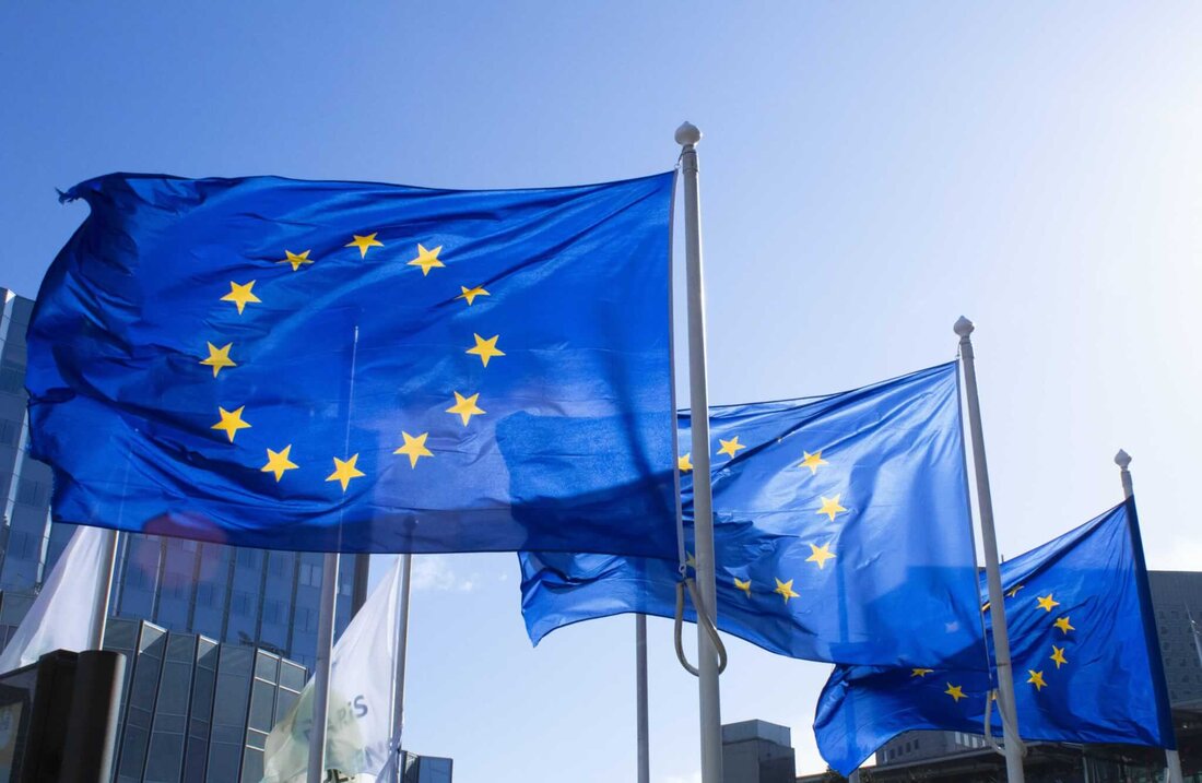 Laut ESMA wird es einige Zeit dauern, bis MiCA vollständig umgesetzt ist. Krypto-Investoren bleiben daher bis dahin gefährdet. Bitcoin wird am Dienstag deutlich unter der 29.000-Dollar-Marke gehandelt. Nach der ESMA sind alle Augen auf Bitcoin gerichtet – die Europäische Wertpapier- und Marktaufsichtsbehörde warnte am Dienstag Krypto-Investoren. Die Implementierung von MiCA wird einige Zeit in Anspruch nehmen Anfang dieses Jahres hat die Europäische Union ein umfangreiches Regelwerk für Krypto-Assets verabschiedet, das sie Markets in Crypto-Assets Regulation nennt. Am Dienstag warnte die ESMA jedoch Krypto-Investoren, dass es wahrscheinlich bis Dezember 2024 dauern wird Glimmer vollständig umgesetzt werden. Erwähnenswert ist hier auch, dass …