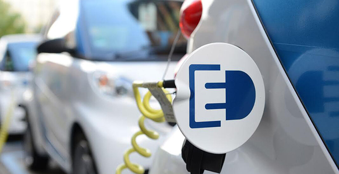 EU-Beschluss zu Strafzöllen auf chinesische Elektroautos: Auswirkungen auf die deutsche Automobilindustrie und den europäischen Markt In einem umstrittenen Beschluss hat die Europäische Union die vorläufig im Juli 2024 beschlossenen Zusatzzölle auf Elektroautos aus China, die teilweise über 35 Prozent betragen können, für einen Zeitraum von fünf Jahren bestätigt. Wirtschaftsministerin Dr. Nicole Hoffmeister-Kraut äußerte sich besorgt über diese Entscheidung, die im Europäischen Rat nach intensiven Verhandlungen getroffen wurde. Sie warnte vor den möglichen negativen Auswirkungen auf die deutsche Exportwirtschaft und insbesondere auf die ohnehin schwer angeschlagene Automobilindustrie. Hoffmeister-Kraut stellte die Sinnhaftigkeit von Strafzöllen in Frage und betonte, dass diese Maßnahmen das …