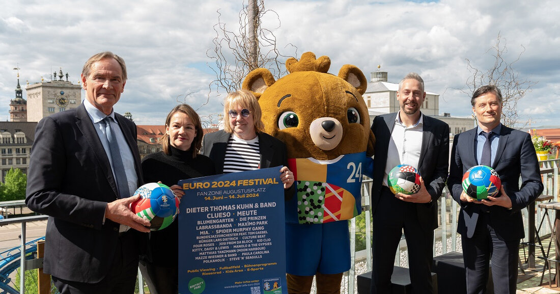 Die „Fan Zone Augustusplatz“ in Leipzig wird während der UEFA EURO 2024 zu einem Hotspot für Fußballfans, Leipziger und Gäste der Stadt. Vom 14. Juni bis zum 14. Juli 2024 findet das „EURO 2024 Festival“ statt, das ein vielfältiges Programm mit Konzerten, sportlichen Darbietungen, Aktivitäten für Familien, E-Sports und vielem mehr bietet. Die Fan Zone, zentral zwischen Gewandhaus und Oper Leipzig gelegen, ist neben dem Stadion der wichtigste Schauplatz für das Fußballerlebnis in Leipzig während des Turniers. Oberbürgermeister Burkhard Jung, Sportbürgermeister Heiko Rosenthal und Stefan Schedler, Gesamtprojektleiter der UEFA EURO 2024 für Leipzig, stellten am 18. April 2024 das Bühnenprogramm …