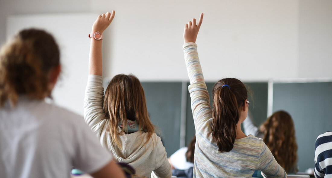 Das Land hat die Schulen über die Eckpunkte für das kommende Schuljahr 2021/22 informiert. Mit den frühzeitigen Informationen sollen sich die Schulen auf das kommende Schuljahr vorbereiten können. Am Ende eines sehr anspruchsvollen Schuljahres informierte das Kultusministerium am 21. Juli die Schulen über die Eckpunkte des Unterrichts für das kommende Schuljahr. Bereits jetzt ist bekannt, dass nach den Sommerferien, unabhängig vom Vorfall, für die ersten zwei Wochen in den Schulen Maskenpflicht gelten wird. Dies dient dazu, Infektionen von Rückreisenden weitestgehend zu verhindern. Regelmäßige Tests bleiben auch weiterhin Voraussetzung für die Teilnahme an Präsenzveranstaltungen. Im Gegensatz zum Vorjahr sind im kommenden …
