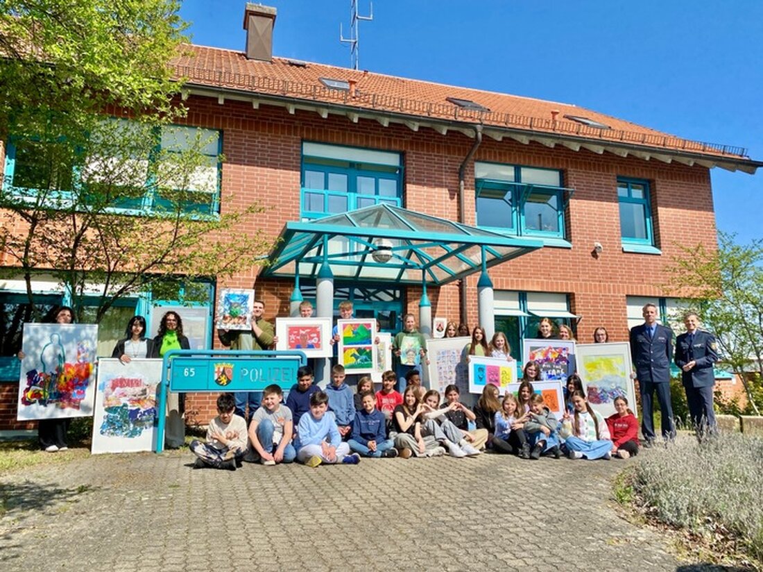 Im Rahmen einer Kooperation mit der Paul-Gillet-Realschule übergaben Schüler Kunstwerke an die Polizei Edenkoben zur Verschönerung der Dienststelle.