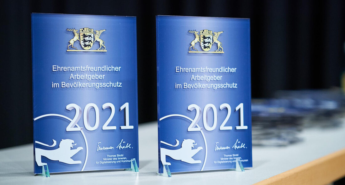 Beim zweiten Festakt der „Ehrenamtlichen Arbeitgeber im Bevölkerungsschutz“ in Abstadt erhielten weitere 32 Unternehmen die Auszeichnung. Das im Land tief verwurzelte Ehrenamt ermöglicht einen starken Bevölkerungsschutz in Baden-Württemberg. „Gegenseitiges ‚füreinander da sein‘ ist das herausragende Merkmal ehrenamtlichen Engagements im Bevölkerungsschutz. Und die Basis des Bevölkerungsschutzes ist ehrenamtliches Engagement. Für so viele von uns in Baden-Württemberg ist es selbstverständlich, dass wir uns ehrenamtlich engagieren, viele davon mit dem Feuerwehr, in dem Rettungsdienst, beide Hilfsorganisationen. Genau das macht unseren Bevölkerungsschutz im Land so stark“, sagte der stellvertretende Ministerpräsident und Innenminister für Digitalisierung und Kommunen Thomas Strobl in Albstadt. Anlass war die Verleihung …