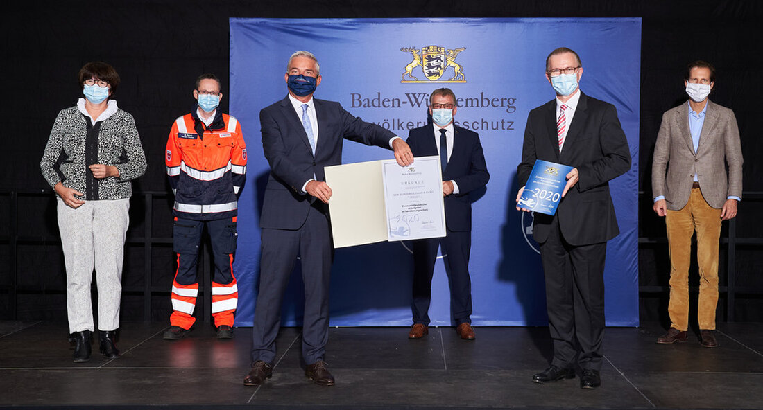Innenminister Thomas Strobl ehrt ehrenamtliche Arbeitgeber im Katastrophenschutz. Aufgrund der Koronapandemie wurden die Preise in drei Stunden Feier verliehen. Nach Heilbronn und Waldshut-Tiengen hat nun die dritte Preisverleihung in Bruchsal stattgefunden. „Hilfsbereitschaft und Menschlichkeit sind die DNA der Freiwilligenarbeit. Und das Markenzeichen im Katastrophenschutz ist Freiwilligenarbeit. Ohne die Arbeitgeber, die dies aktiv unterstützen, wäre ein Katastrophenschutz in unserem Land in den bestehenden Formen einfach nicht möglich “, sagte der stellvertretende Ministerpräsident und Innenminister Thomas Strobl in Bruchsal. Arbeitgeber unterstützen den Katastrophenschutz Anlass war die Verleihung des Preises „Freiwilliger Arbeitgeber im Katastrophenschutz“ an 13 Unternehmen. Diese Auszeichnung wird jährlich vom Land …