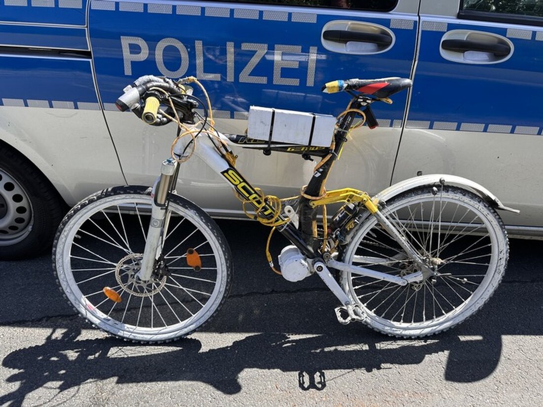 Polizei stellt in Frankfurt-Nied ein modifiziertes Fahrrad sicher. Der Fahrer, 47, flüchtete zunächst, wird nun ermittelt.