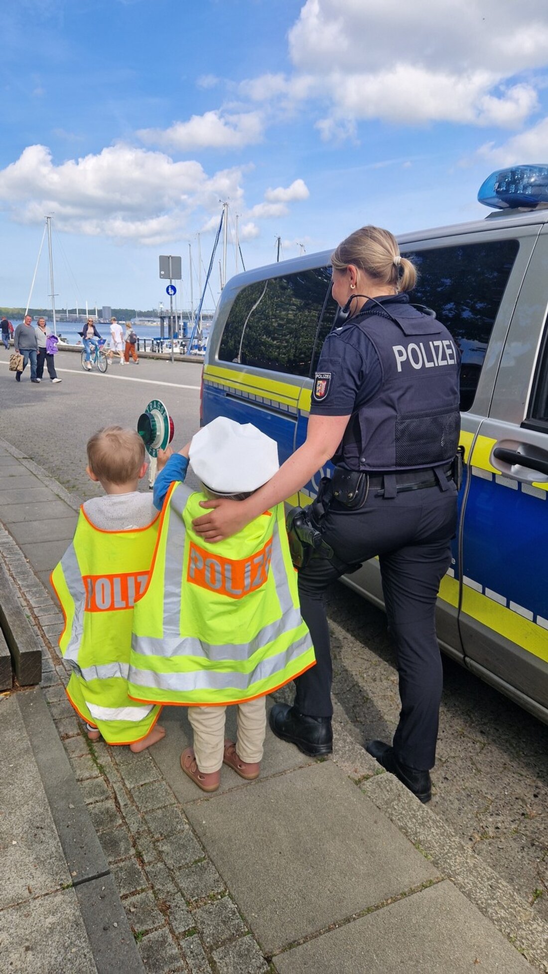 Zwei Kinder erleben einen unvergesslichen Moment mit der Kieler Polizei und entdecken das Innenleben eines Streifenwagens.