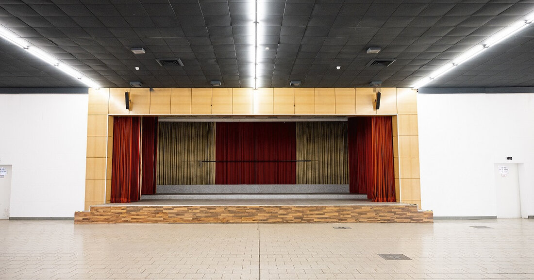 Das Schauspiel Leipzig zieht 2025 in die Interimsspielstätte ag(o)ra. Besuchen Sie den Tag der offenen Tür am 9. März 2025!