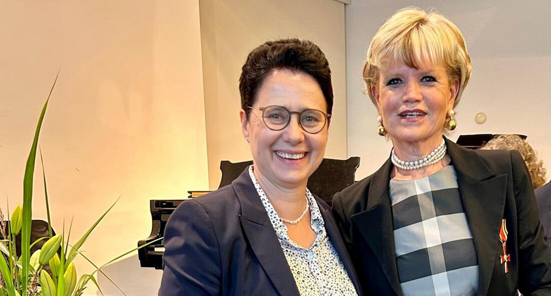 Donata Apelt-Ihling erhält Bundesverdienstkreuz für ihr herausragendes gesellschaftliches Engagement Am 3. Juli 2024 wurde Donata Apelt-Ihling aus Oberkirch von Justizministerin Marion Gentges das Bundesverdienstkreuz überreicht. Diese hohe Auszeichnung wurde ihr für ihre besonderen Leistungen im Bereich der Kinder- und Jugendförderung verliehen. Frau Apelt-Ihling ist nicht nur eine erfolgreiche Unternehmerin, sondern auch eine engagierte Verbandsfunktionärin und setzt sich seit vielen Jahren für die Gleichberechtigung von Frauen in Führungspositionen ein. Seit 1982 ist Donata Apelt-Ihling Gesellschafterin der Alfred Apelt GmbH in Oberkirch und hat sich dort als erfolgreiche Unternehmerin einen Namen gemacht. Sie wurde 2008 zur ersten Frau im Vorstand des Arbeitgeberverbands …