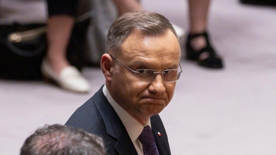 Der veränderte Ton der polnischen Regierung gegenüber der Ukraine ist erschreckend. Seit Beginn der umfassenden russischen Invasion war Warschau ein entschiedener Unterstützer Kiews. Sie war oft führend bei der Entsendung von militärischer Hilfe und Ausrüstung und argumentierte leidenschaftlich, dass diese Unterstützung unerlässlich sei, um Polen selbst vor der russischen Aggression zu schützen. Jetzt fühlt es sich plötzlich so an, als wären die politischen Messer für Kiew gezückt. Es ist die Rede davon, dass die Ukraine für die polnische Unterstützung „dankbar“ sein sollte. Diese Woche kam eine Warnung des polnischen Ministerpräsidenten, den Waffentransfer zu beenden, obwohl andere in seiner Partei sich …