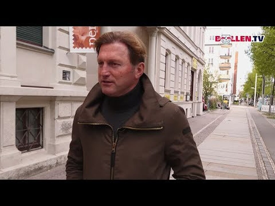 Wir begleiteten unseren Cheftrainer Ralph Hasenhüttl auf einem Spaziergang durch Leipzig und sprachen mit ihm über Begegnungen mit Fans auf der Straße und sein Gefühl, in seiner Nachbarschaft zu leben. ▶ http://www.dierotenbullen.com/YouTube Facebook: https://www.facebook.com/rbleipzig/ Twitter: https://twitter.com/DieRotenBullen Instagram: https://www.instagram.com/dierotenbullen / Website: https://www.dierotenbullen.com/. Youtube-Link