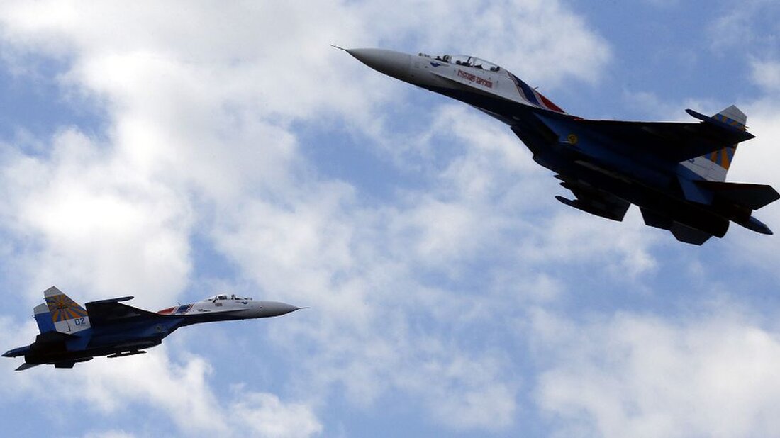 Ein russischer Pilot versuchte, ein RAF-Überwachungsflugzeug abzuschießen, nachdem er geglaubt hatte, er hätte die Erlaubnis zum Schießen, wie die BBC erfahren hat. Der Pilot feuerte zwei Raketen ab, von denen die erste ihr Ziel verfehlte und nicht wie damals behauptet eine Fehlfunktion aufwies. Russland hatte behauptet, der Vorfall im vergangenen September sei auf eine „technische Störung“ zurückzuführen. Das britische Verteidigungsministerium (MoD) akzeptierte die russische Erklärung öffentlich. Aber jetzt haben drei hochrangige westliche Verteidigungsquellen mit Kenntnis des Vorfalls der BBC mitgeteilt, dass die vom RAF-Flugzeug RC-135 Rivet Joint abgefangene russische Kommunikation eine ganz andere Darstellung als die offizielle Version liefert. Das …