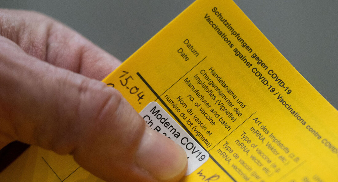 Der Impfnachweis ist künftig nur noch per QR-Code, entweder ausgedruckt oder in der App möglich. Dafür reicht der gelbe Impfpass nicht mehr aus. Es gibt eine Übergangsfrist bis zum 1. Dezember 2021. Gesundheitsminister Manne Lucha betont derweil, dass beide mRNA-Impfstoffe einen sehr guten Schutz bieten. Aufgrund von Diskussionen über die Rationierung des Biontech-Impfstoffs in Arztpraxen hat Gesundheitsminister Manne Lucha Am Donnerstag, 25. November, war erneut klar, dass alle zugelassenen Impfstoffe ausreichend Schutz vor dem Coronavirus bieten. Gleichzeitig wies Lucha darauf hin, dass im Zuge der neuen Corona-Verordnung der gelbe Impfausweis reicht als Impfnachweis nicht mehr aus. Beide Impfstoffe bieten einen …