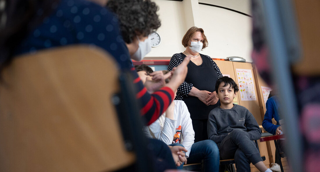 Die Maßnahmen zur schulischen Integration ukrainischer und anderer Flüchtlinge greifen. Ein großes Dankeschön geht an alle Helfer. Für einen nahtlosen Übergang denkt das Land bereits an das nächste Schul- und Kindergartenjahr. In den vergangenen Tagen hat die Zahl der aus der Ukraine geflohenen und in Baden-Württemberg aufgenommenen Schüler die Marke von 15.000 überschritten. Mehr als 100.000 ukrainische Kriegsflüchtlinge – rund 101.000 Asylsuchende während der gesamten Flüchtlingskrise 2015 – werden nach derzeitigem Datenstand bald im Südwesten angekommen sein, rund elf Prozent davon Kinder im Kita-Alter. Allein diese Zahlen zeigen die enormen Herausforderungen, die damit verbunden sind Krieg in der Ukraine, mit …